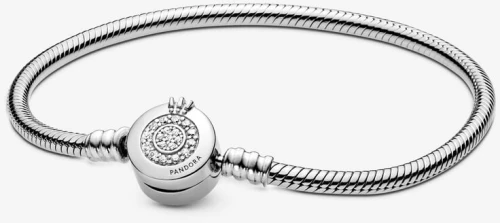 Βραχιόλι Pandora Moments με κούμπωμα σχήμα το σήμα της Pandoras  με  πέτρες pavé σε φιδωτή αλυσίδα. 599046C01-18