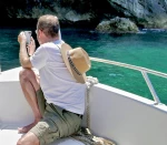 Βόλτα με σκάφος σε θαλάσσιες σπηλιές και μπάνιο, για 4 άτομα